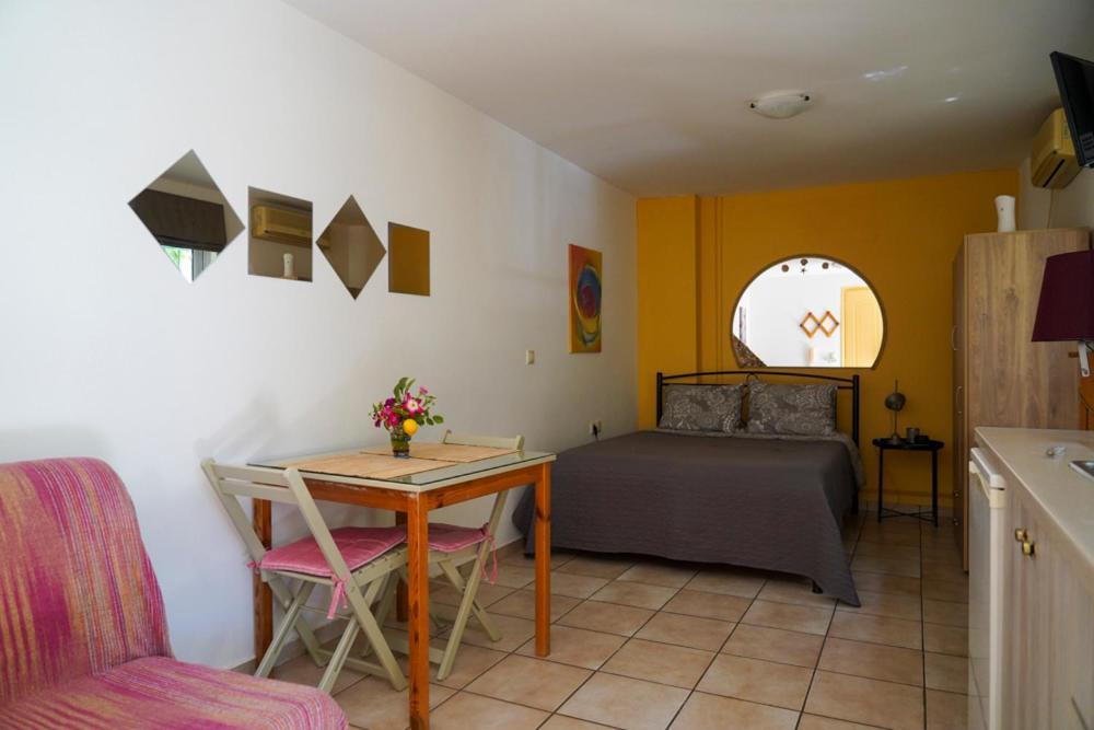 Cosy Guest House With Private Yard Saronida Ngoại thất bức ảnh